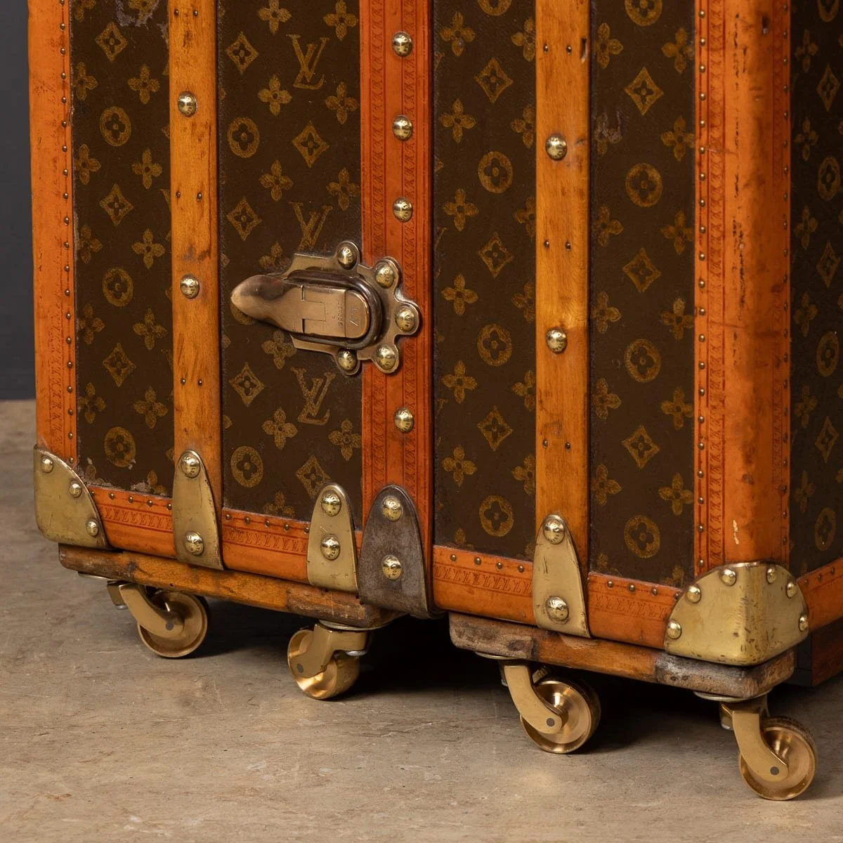 ANTIQUE 20thC LOUIS VUITTON TRUNK IN MONOGRAM CANVAS WITH BUILT IN